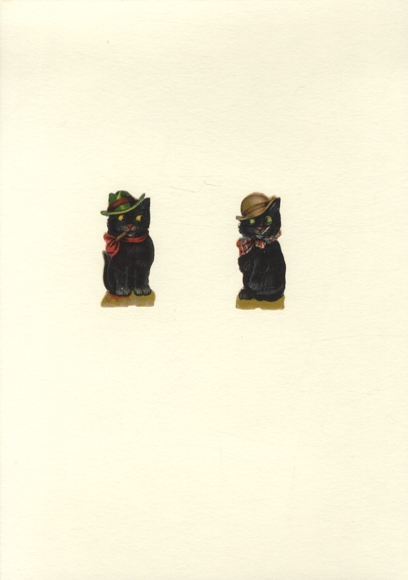 2 wafle czarne koty z kolorowymi kokardkami i czapką, każdy o wymiarach ok. 6 x 3 cm