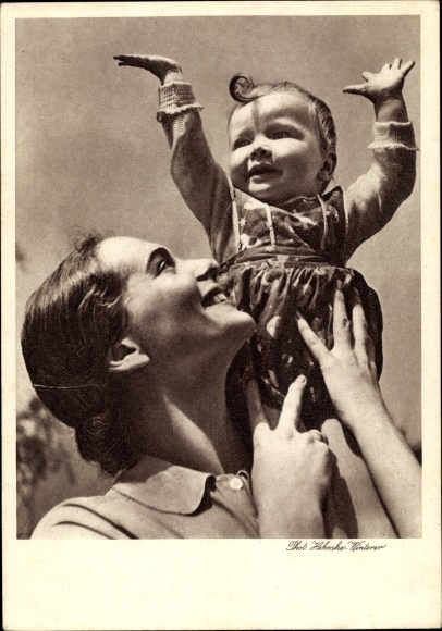 Postcard woman with child, for the benefit of the Deutsches Frauenwerk-Reichsmutterdienst