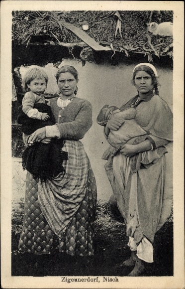 Postcard Niš Nisch Serbia, gypsy village, family picture