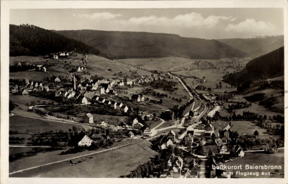 Ak Baiersbronn im Schwarzwald, Luftaufnahme von  malerische Landschaft, Häuser, Straßen, Wald