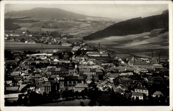 Ak Moravská Třebová Mährisch Trübau Region Pardubice, Luftaufnahme von  Berge, Felder, Stadtan...