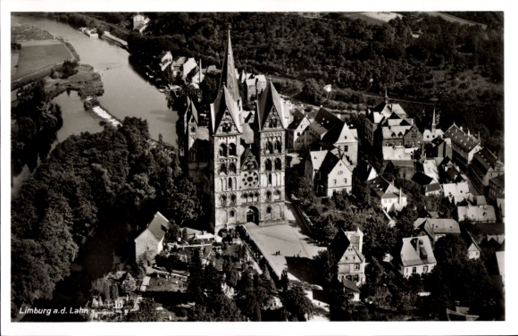 Ak Limburg an der Lahn, Luftaufnahme von Limburg,  Architektur, grünes Ufer, Fluss