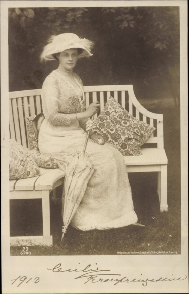 Ak Kronprinzessin Cecilie von Preußen, Sitzportrait auf Bank, Hut, Schirm, Kissen, GG Co 6200
