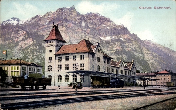 Ak Glarus Kt. Glarus Schweiz, Bahnhof, Gleisseite