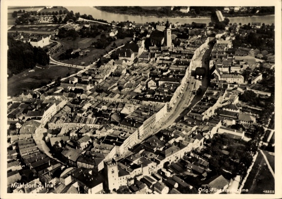 Ak Mühldorf am Inn Oberbayern, Luftaufnahme von   Gebäude, Fluss, Straßen