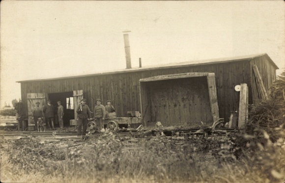 Photo Postcard Gifhorn in Lower Saxony, workers in front of a woodshed, railway tracks