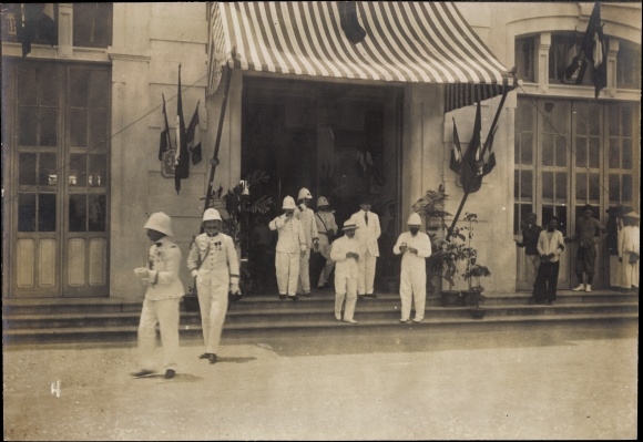 Photo Vietnam, men in front of a building