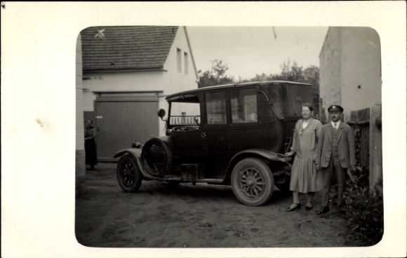 Photo Postcard Frankenthal in the Lusatia Saxony, automobile, man, woman