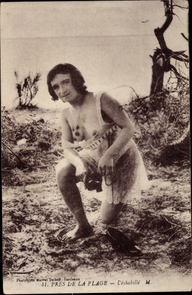 Ak Pres de la Plage, Deshabille, Transgender Person in einem Kleid