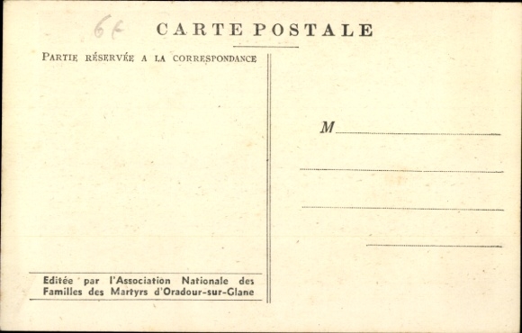 Postcard Oradour sur Glane Haute Vienne, Au Cimetiere, la grande Fosse, women at the grave, cemetery