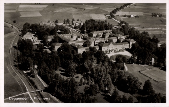 Ak Deggendorf im Bayerischen Wald Niederbayern, Luftaufnahme von  viele Gebäude, Felder, Bäume
