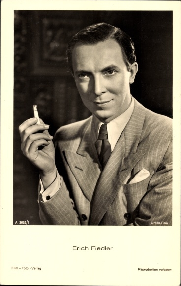 Postcard actor Erich Fiedler, portrait with cigarette