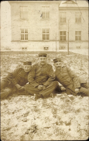 Photo Postcard Mückenberg Lauchhammer in Lower Lusatia, military hospital, German soldiers in uniforms