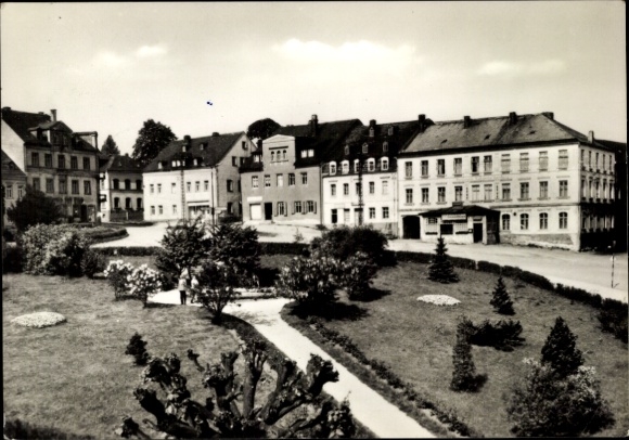 Ak Lengefeld im Erzgebirge Sachsen, Schöne Häuser, Grünanlage, ruhige Straße