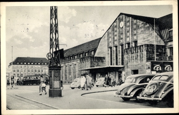 Postcard Karlsruhe in Baden, main station, exterior view, front entrance, cars, pedestrians