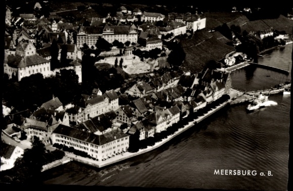 Ak Meersburg am Bodensee, Blick auf den Ort, Fliegeraufnahme