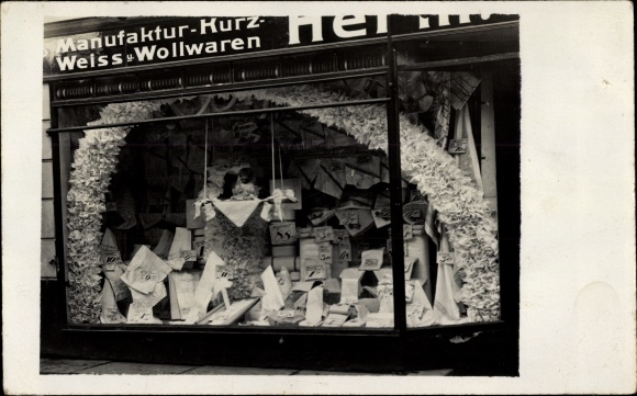Photo PC Hamburg Eimsbüttel Telemannstr., business manufactory, short, white and wool goods, shop window