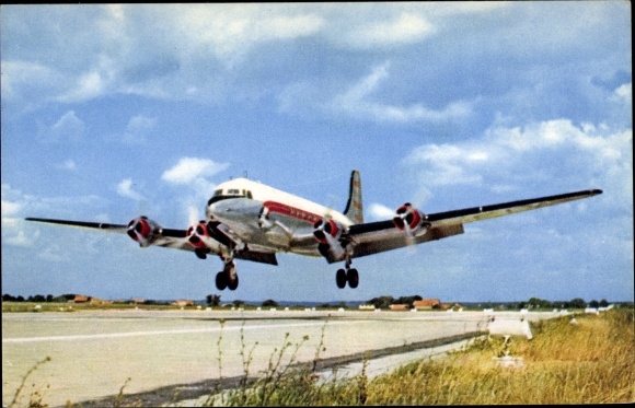 Postcard Four-engine Douglas DC 4, Cie Air Algérie, Passagierflugzeug, Landung