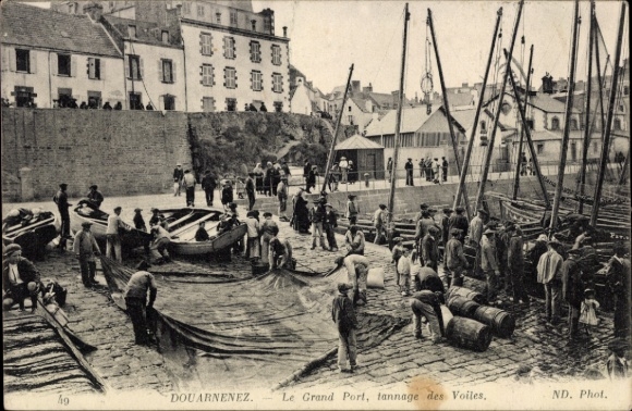 Postcard Douarnenez Finistère, view of the harbor, people at work, boats and sails