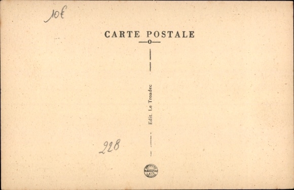 Postcard Carhaix Finistère, front view of a street, building with windows, architecture, people on