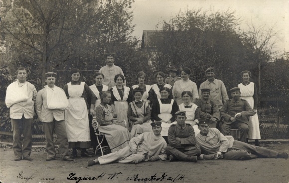 Photo Postcard Neustadt an der Haardt Neustadt an der Weinstraße, Lazarett IV, soldiers and support staff