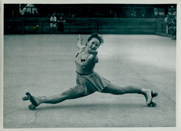 Photo PC Berlin Friedrichshain, roller skater Hannelore Ritze, July 16, 1955