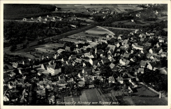 Ak Rückersdorf in Mittelfranken, Luftaufnahme von Rückersdorf, viele Häuser, ländliche Umgebung