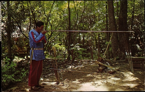 Ak Cherokee North Carolina USA, Oconaluftee Indian Village, blaaspijp, indianen