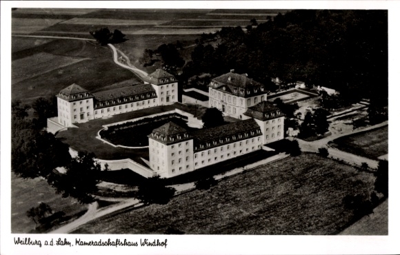 Ak Weilburg an der Lahn Hessen, Luftaufnahme des Kameradschaftshauses Windhof, im Grünen, 1952