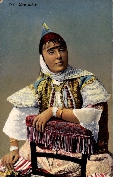 Judaika Postcard Une juive, woman in traditional costume
