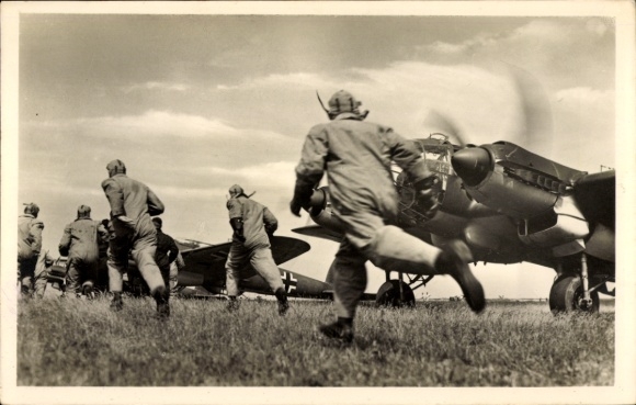 Wehrmacht, Luftwaffe soldiers with aircraft