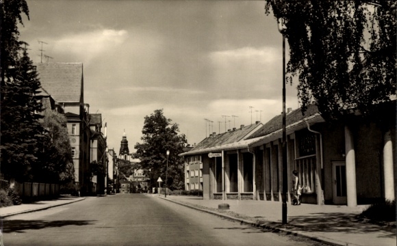 Ak Adorf im Vogtland, Straße mit Gebäuden, Baum, Kirchturm im Hintergrund, Schwarz-Weiß-Foto