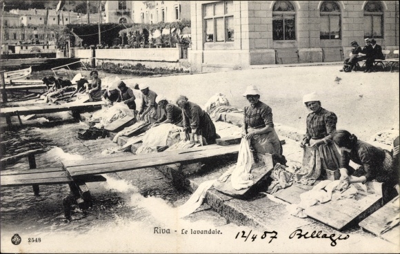 Postcard Riva Italy, Le lavandaie, women washing clothes