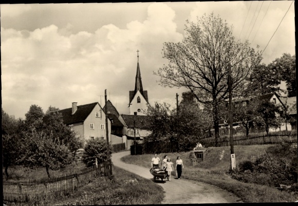 Ak Altensalz Neuensalz Vogtland, gedeeltelijk uitzicht, kerk, gezin met boot