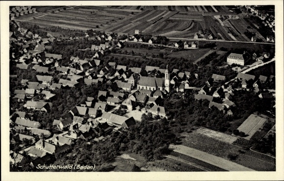 Ak Schutterwald in Baden Württemberg, Luftaufnahme des Dorfes, Kirche sichtbar, ländliche Umgebun