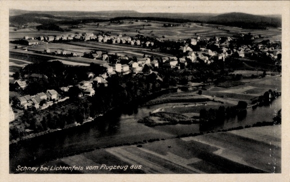 Ak Schney Lichtenfels im Obermainland Oberfranken, Luftbild von Schney, Fluss, Felder, Häuser, 