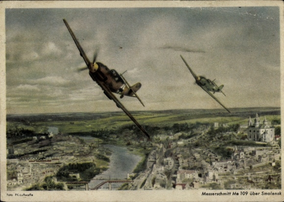 Ak Smolensk Russland, Messerschmitt Me 109 über der Stadt, Bf 109 E, Kampfflugzeuge, Luftwaffe