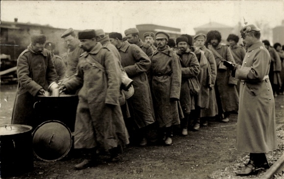 Photo Postcard Ulm on the Danube, prisoner of war camp, prisoners of war at the food distribution, 1st World War