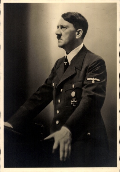 Ak Führer und Reichskanzler Adolf Hitler, Portrait am Rednerpult