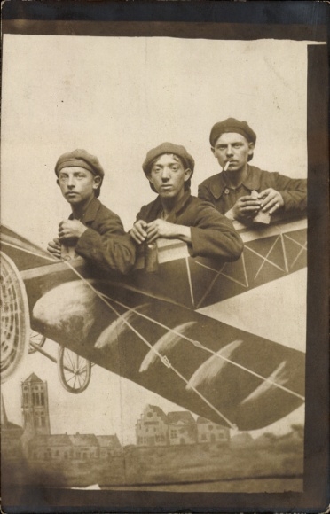 Foto Ak drei Soldaten in Uniform in einem Flugzeug, Zigarette, Fotomontage