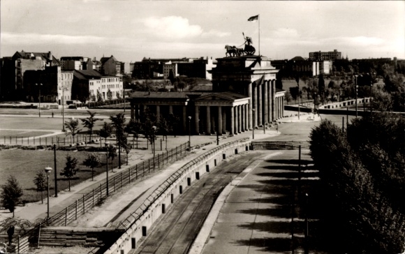 Ak Berlin, Brandenburger Tor vom Reichstagsgebäude aus, Mauer, innerdeutsche Grenze