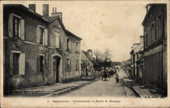 Ak Sancoins Cher, straat met gendarmes, gebouwen, rijtuigen, landschap