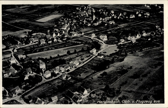 Ak Heroldsbach in Oberfranken, Luftaufnahme, kleine Ortschaft, Landwirtschaftliche Flächen, Häuse