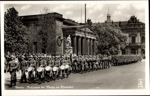 Postcard Berlin, raising the guard at the memorial, Unter den Linden, handle B 445