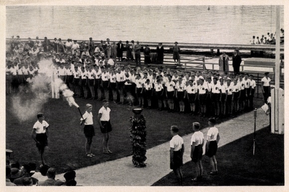Sammelbild Olympia 1936, Fackelstaffel am Kampfplatz der Ruderer in Grünau
