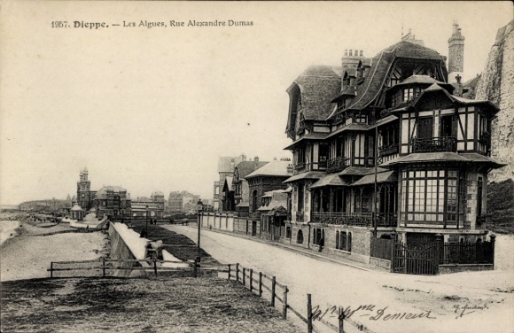 Ak Dieppe Seine Maritime, Historisches Haus, Straße Alexandre Dumas, Seeblick, Strandpromenade