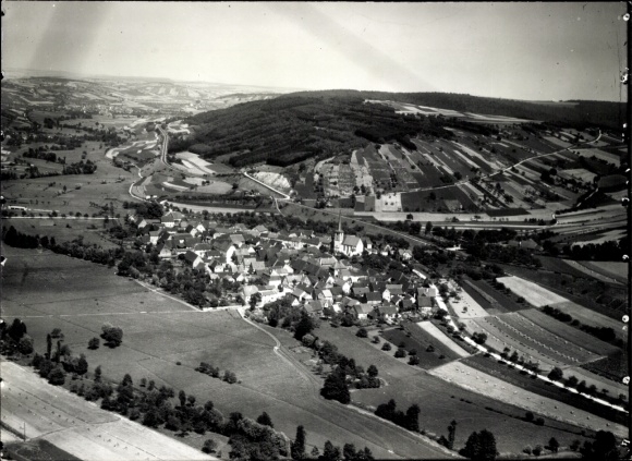 Ak Binsfeld in der Eifel,  ein Dorf in einer ländlichen Gegend, umgeben von Feldern und Hügeln.