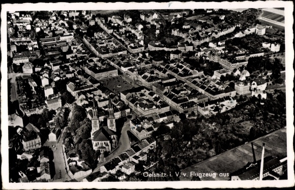 Ak Oelsnitz im Vogtland, Fliegeraufnahme vom Ort
