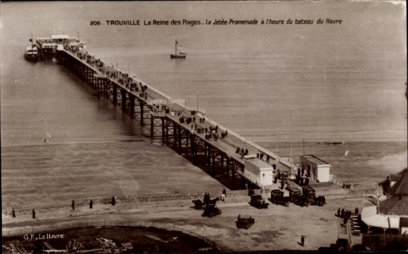Ak Trouville Calvados, Reine des Plages, La Jetee-Promenade a l'heure du bateau du Havre