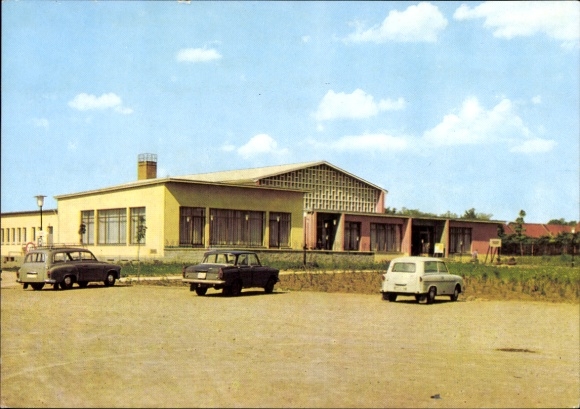Postcard Kyritz in der Prignitz, district cultural center Wilhelm Pied, cars, blue sky, color photo
